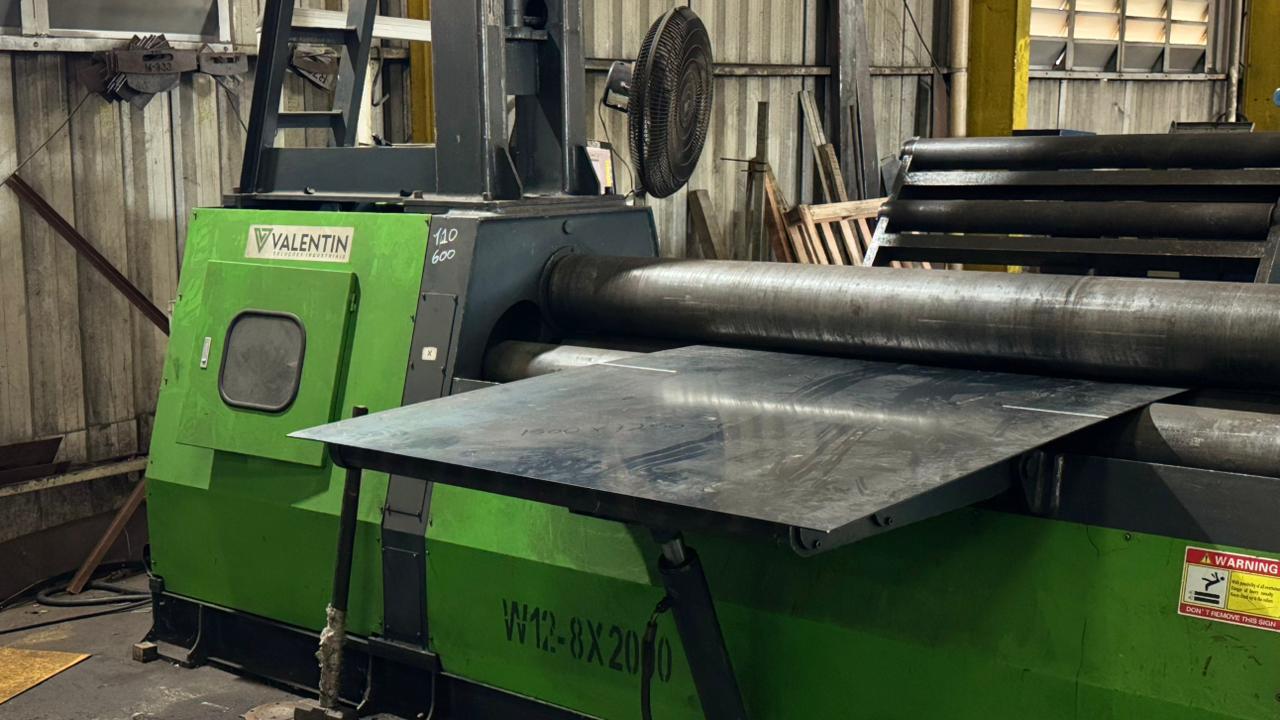 Calandra CNC W12-8x2000 em operação na fábrica Jet do Brasil